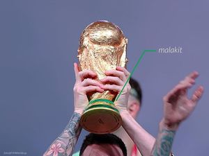 Melihat Lebih Dekat Malakit, Batu Penghias Trofi Piala Dunia Melihat Lebih Dekat Malakit, Batu Penghias Trofi Piala Dunia