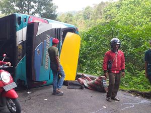Bus Rombongan Mahasiswa Unri Terbalik di Sumbar