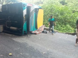 Rem Blong Bikin Bus Rombongan Unri Kecelakaan Beruntun-Terbalik di Sumbar