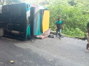 Rem Blong Bikin Bus Rombongan Unri Kecelakaan Beruntun-Terbalik di Sumbar Rem Blong Bikin Bus Rombongan Unri Kecelakaan Beruntun-Terbalik di Sumbar