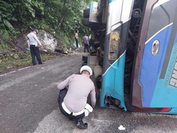 Bus Rombongan Unri Terbalik Usai Tabrak 4 Mobil dan Tebing, 33 Orang Luka