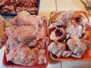 Harga Ayam Melejit, Pedagang Ngeluh Untungnya Seiprit