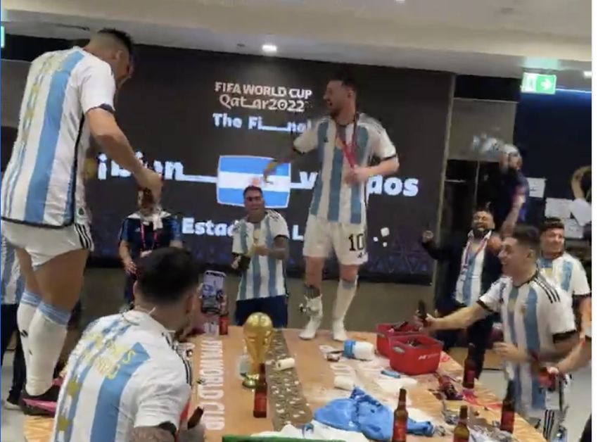 Dalam unggahan story Instagram kunaguero, Menunjukan Messi saat di ruang ganti. (Instagram @kunaguero)