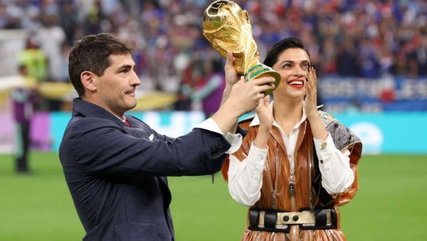 8 Gaya Deepika Padukone Bawa Trofi Piala Dunia 2022, Penampilannya Dinyinyirin