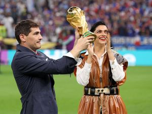 8 Gaya Deepika Padukone Bawa Trofi Piala Dunia 2022, Penampilannya Dinyinyirin