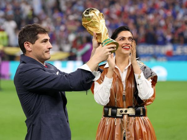 8 Gaya Deepika Padukone Bawa Trofi Piala Dunia 2022, Penampilannya Dinyinyirin