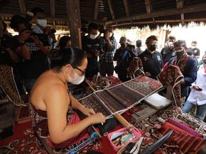 Berkat Suvenir dan Tenun Gringsing, Warga Desa Tenganan Cuan, Cuan, Cuan Berkat Suvenir dan Tenun Gringsing, Warga Desa Tenganan Cuan, Cuan, Cuan