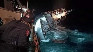 Dihantam Badai, Kapal AL Thailand HTMS Sukhothai Tenggelam