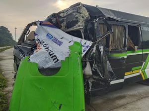 2 Orang Tewas-4 Luka Berat dalam Kecelakaan Minibus di Tol Rangkasbitung