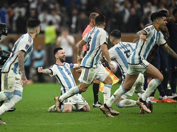 Soccer Football - FIFA World Cup Qatar 2022 - Final - Argentina v France - Lusail Stadium, Lusail, Qatar - December 18, 2022  Argentina's Lionel Messi celebrates with Leandro Paredes after winning the World Cup REUTERS/Dylan Martinez
