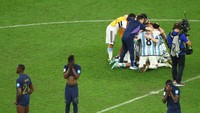 Pemain Argentina merayakan kemenangannya atas Prancis, sementara sejumlah pemain Prancis nampak menutup muka dan sedih usai dikalahkan Messi cs. Reuters/Bernadett Szabo