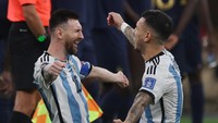 Messi dan Paredes merayakan kemenangan Argentina. Reuters/Lee Smith  