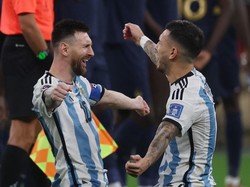 Messi dan Paredes merayakan kemenangan Argentina. Reuters/Lee Smith  