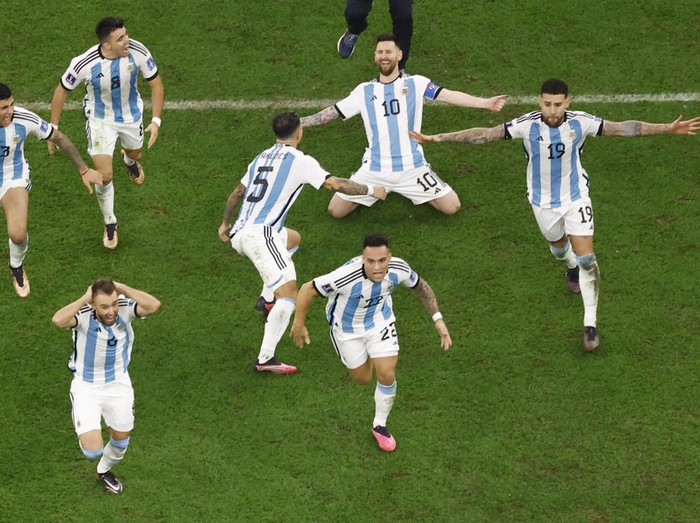 Soccer Football - FIFA World Cup Qatar 2022 - Final - Argentina v France - Lusail Stadium, Lusail, Qatar - December 18, 2022 Argentina's Lionel Messi and teammates celebrate winning the World Cup REUTERS/Peter Cziborra