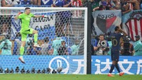 Tingkat eksentriknya juga menjadi senjata tersendiri dalam mind games melawan Prancis. Usai menggagalkan penalti Coman, ia membuat Aurelien Tchouameni memungut bola lebih jauh. (Foto: Corbis via Getty Images/Stefan Matzke - sampics)