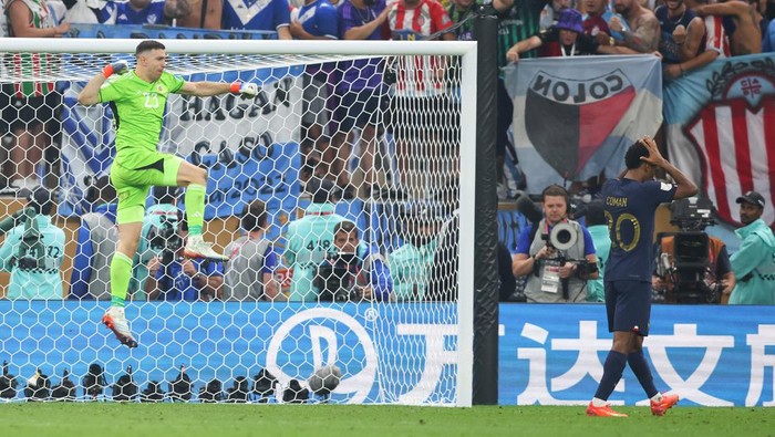 LUSAIL CITY, QATAR - DECEMBER 18: Kingsley Coman of France misses penalty against Emiliano Martinez of Argentina   during the FIFA World Cup Qatar 2022 Final match between Argentina and France at Lusail Stadium on December 18, 2022 in Lusail City, Qatar. (Photo by Stefan Matzke - sampics/Corbis via Getty Images)