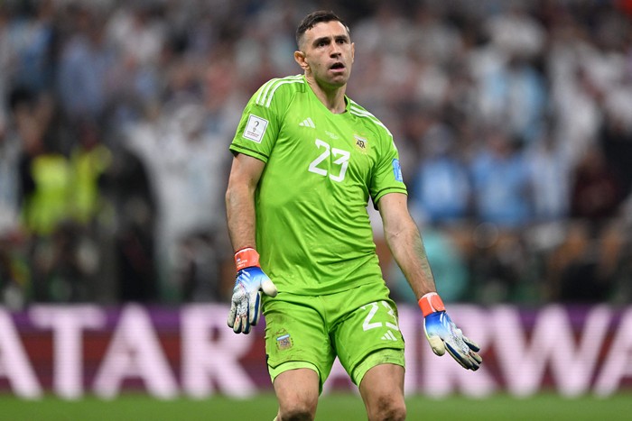 Argentinas goalkeeper #23 Emiliano Martinez celebrates after his team scored in the penalty shootout during the Qatar 2022 World Cup final football match between Argentina and France at Lusail Stadium in Lusail, north of Doha on December 18, 2022. (Photo by Kirill KUDRYAVTSEV / AFP) (Photo by KIRILL KUDRYAVTSEV/AFP via Getty Images)