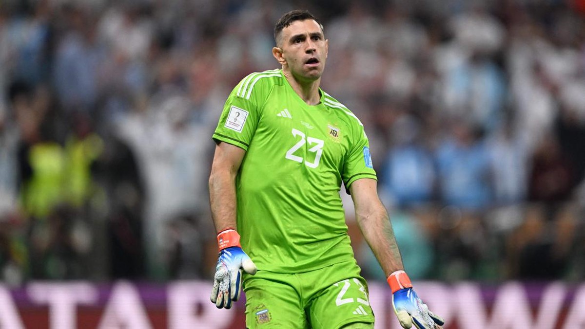 Kiper Argentina Emiliano Martinez beberapa kali mengejek Kylian Mbappe usai Piala Dunia 2022 (Foto: AFP via Getty Images/KIRILL KUDRYAVTSEV)
