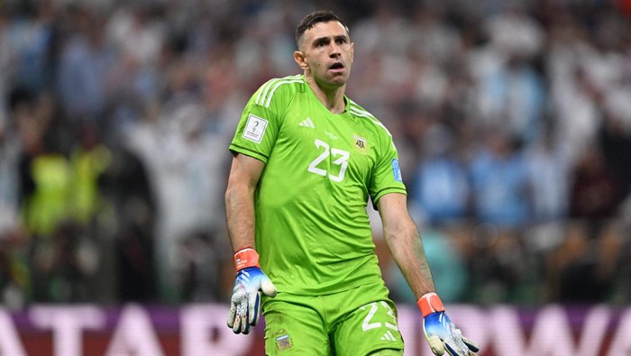 Argentinas goalkeeper #23 Emiliano Martinez celebrates after his team scored in the penalty shootout during the Qatar 2022 World Cup final football match between Argentina and France at Lusail Stadium in Lusail, north of Doha on December 18, 2022. (Photo by Kirill KUDRYAVTSEV / AFP) (Photo by KIRILL KUDRYAVTSEV/AFP via Getty Images)