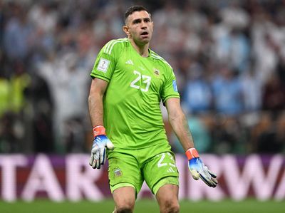 Emi Martinez Bergoyang, Prancis pun Terjengkang