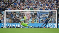 Emiliano Martinez menjadi sosok krusial dalam kemenangan Argentina atas Prancis di final Piala Dunia 2022. Ia menggagalkan penalti Kingsley Coman, yang memberikan angin untuk Argentina. (Foto: Getty Images/Dan Mullan)