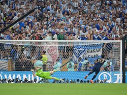 Emiliano Martinez menjadi sosok krusial dalam kemenangan Argentina atas Prancis di final Piala Dunia 2022. Ia menggagalkan penalti Kingsley Coman, yang memberikan angin untuk Argentina. (Foto: Getty Images/Dan Mullan)