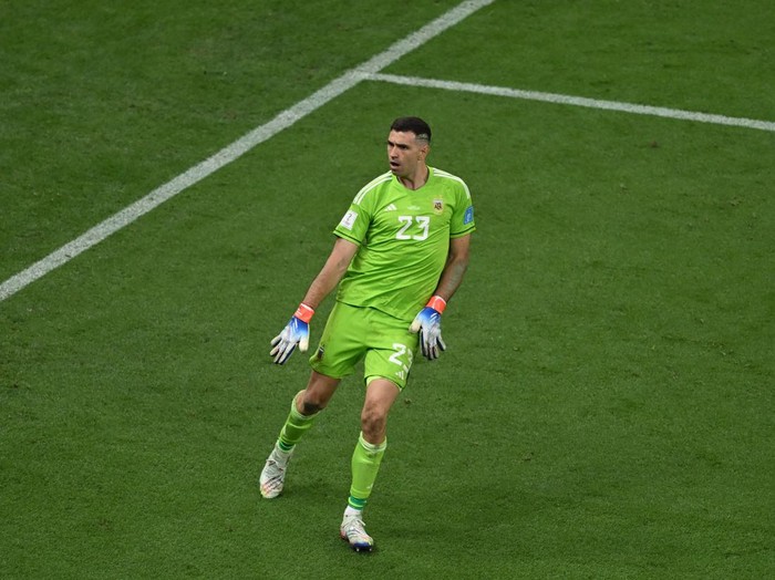18 December 2022, Qatar, Lusail: Soccer, World Cup, Argentina - France, final round, final, Lusail Stadium, Argentina's goalkeeper Emiliano Martinez cheers during the penalty shootout. Photo: Robert Michael/dpa (Photo by Robert Michael/picture alliance via Getty Images)