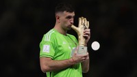 Emiliano Martinez meraih golden glove, penghargaan untuk kiper terbaik di Piala Dunia 2022. Sepanjang turnamen, ia mencatat tiga cleansheet dan menepis tiga tembakan dalam adu penalti. Foto: Getty Images/Clive Brunskill
