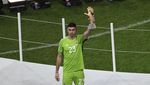 Foto: Pose Nyeleneh Emiliano Martinez dengan Trofi di Tangan