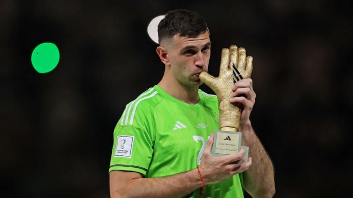 LUSAIL CITY, QATAR - DECEMBER 18: Goalkeeper Emiliano Martinez of Argentina poses for photos with his best goalkeeper trophy during the FIFA World Cup Qatar 2022 Final match between Argentina and France at Lusail Stadium on December 18, 2022 in Lusail City, Qatar. (Photo by Heuler Andrey/Eurasia Sport Images/Getty Images)