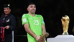 Foto: Pose Nyeleneh Emiliano Martinez dengan Trofi di Tangan