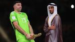 Foto: Pose Nyeleneh Emiliano Martinez dengan Trofi di Tangan