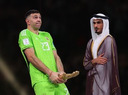 Selebrasi Vulgar Kiper Argentina Martinez Dipicu Cemoohan Suporter Prancis