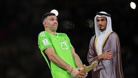 Tingkah Emi dengan trofi di tangan sampai bikin dirinya dilihatin tuh! Foto: Getty Images/Eurasia Sport Images