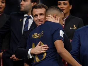 Bisikin Apa Presiden Macron ke Kylian Mbappe?