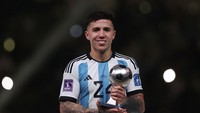Enzo Fernandez terpilih menjadi pemain muda terbaik di Piala Dunia 2022. Gelandang 21 tahun ini selalu dipercaya tampil di setiap laga Argentina selama turnamen.  Foto: Getty Images/Julian Finney