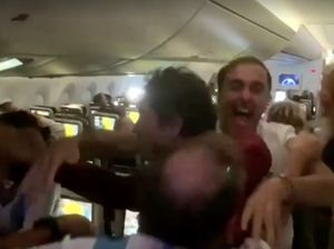 Euforia Kemenangan Argentina dari Dalam Pesawat Euforia Kemenangan Argentina dari Dalam Pesawat