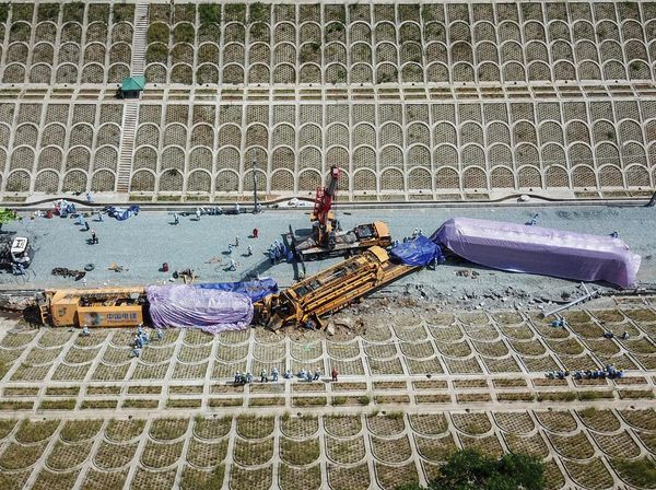 Proses Evakuasi Kereta Teknis KCJB Anjlok yang Tewaskan 2 Pekerja China