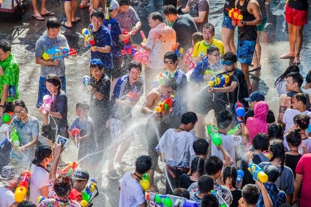 Festival Songkran Festival Songkran merupakan budaya Thailand untuk saling menyiram air kepada siapapun dijalan