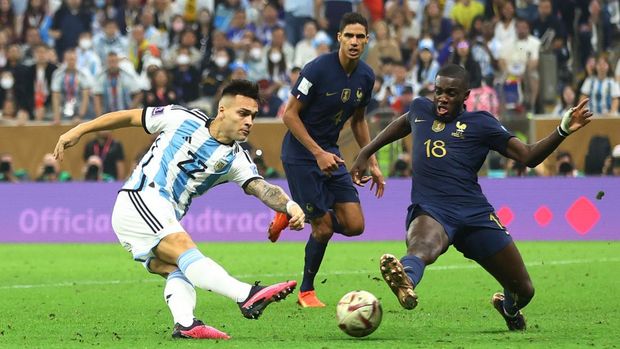 Soccer Football - FIFA World Cup Qatar 2022 - Final - Argentina v France - Lusail Stadium, Lusail, Qatar - December 18, 2022 Argentina's Lautaro Martinez shoots at goal REUTERS/Carl Recine