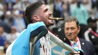 Tidak hanya berkalung medali, dia juga mengalungkan jaring gawang dilehernya saat melakukan perayaan di Stadion Lusail. AP Photo/Frank Augstein.
