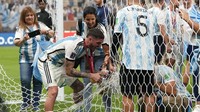 Rodrigo De Paul dkk melakukan tradisi gunting jaring gawang usai menjadi juara Piala Dunia 2022. AP Photo/Frank Augstein.
