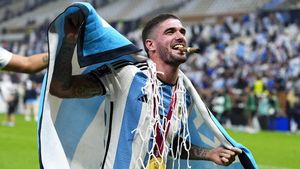 Gaya Rodrigo De Paul Isap Cerutu Usai Juara Piala Dunia