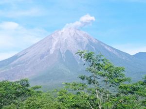 Gunung Semeru Terpantau Keluarkan 546 Letusan Dalam Sepekan