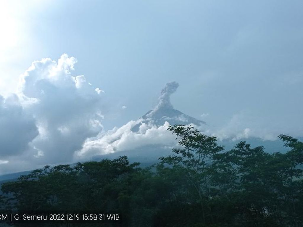 Semeru Terdeteksi Erupsi 3 Kali Dalam Sehari, Ini Rinciannya Semeru Terdeteksi Erupsi 3 Kali Dalam Sehari, Ini Rinciannya