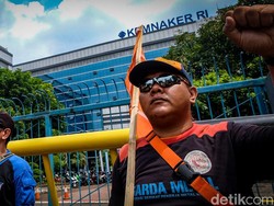 Tolak Aturan Potong Gaji 25%, Buruh Gugat ke PTUN & Geruduk Kemnaker 21 Maret