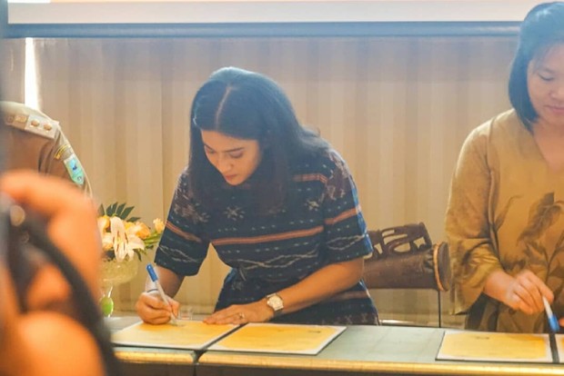 gambaran Dian Sastro yang sedang menandatangani sebuah nota kesepahaman untuk keberlangsungan yayasannya