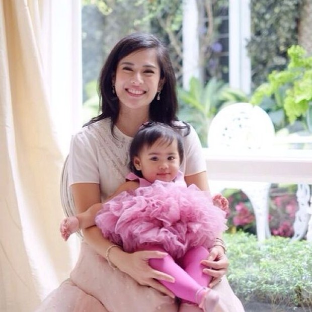 ilustrasi Dian Sastro bersama anak bungsunya ketika ia masih kecil