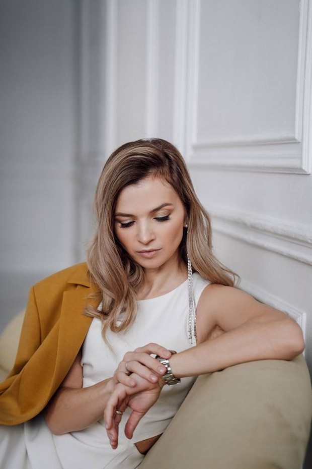 gambaran seseorang yang tidak tenang dan sering menghindari kontak mata