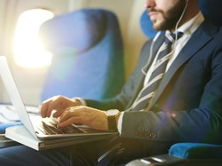 Laptop Jatuh ke Ruang Kargo, Pesawat Terpaksa Putar Balik Laptop Jatuh ke Ruang Kargo, Pesawat Terpaksa Putar Balik